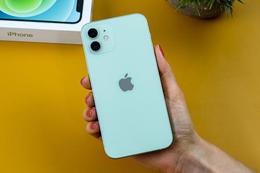 Apple lança iOS 17.1 com novos recursos e corrige a radiação do iPhone 12